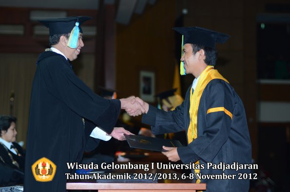 wisuda-unpad-gel-i-ta-2012_2013-fakultas-farmasi-oleh-dekan-17