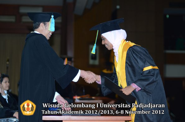 wisuda-unpad-gel-i-ta-2012_2013-fakultas-farmasi-oleh-dekan-21