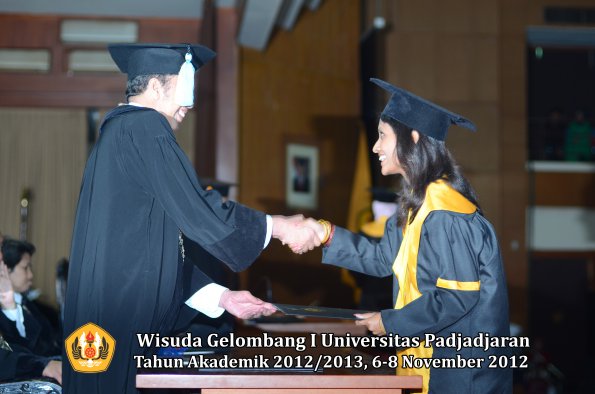 wisuda-unpad-gel-i-ta-2012_2013-fakultas-farmasi-oleh-dekan-22