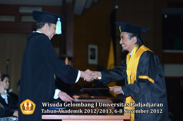 wisuda-unpad-gel-i-ta-2012_2013-fakultas-farmasi-oleh-dekan-23