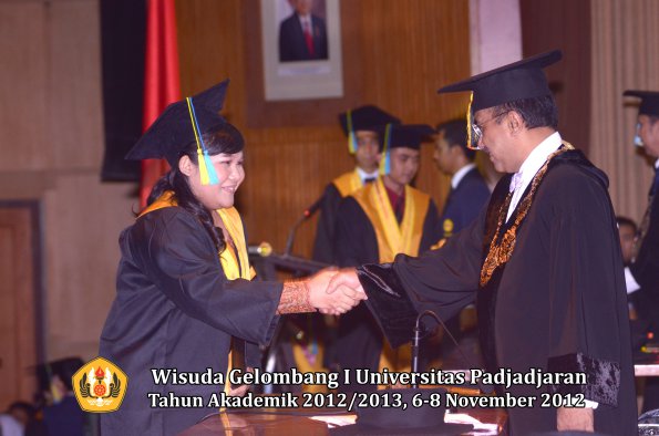 wisuda-unpad-gel-i-ta-2012_2013-fakultas-farmasi-oleh-rektor-02