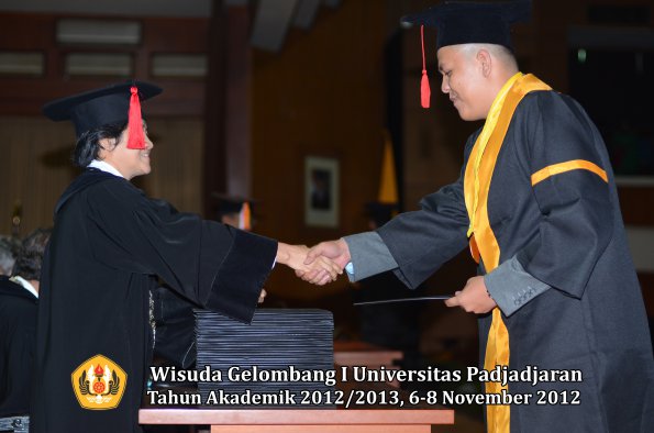 wisuda-unpad-gel-i-ta-2012_2013-fakultas-hukum-oleh-dekan-012