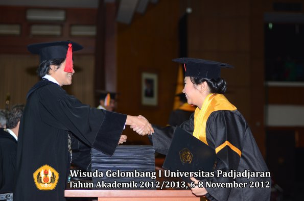 wisuda-unpad-gel-i-ta-2012_2013-fakultas-hukum-oleh-dekan-014