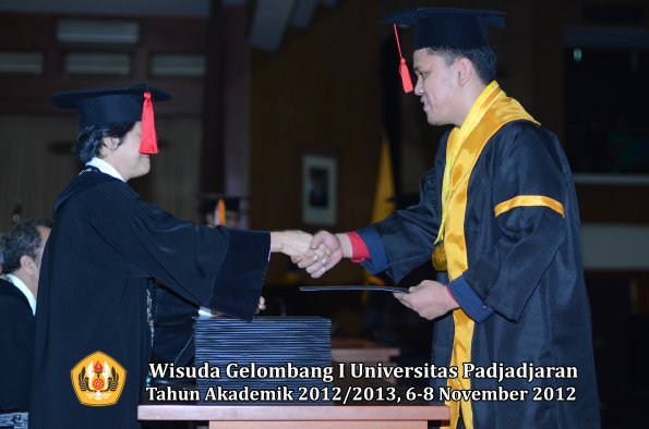 wisuda-unpad-gel-i-ta-2012_2013-fakultas-hukum-oleh-dekan-018