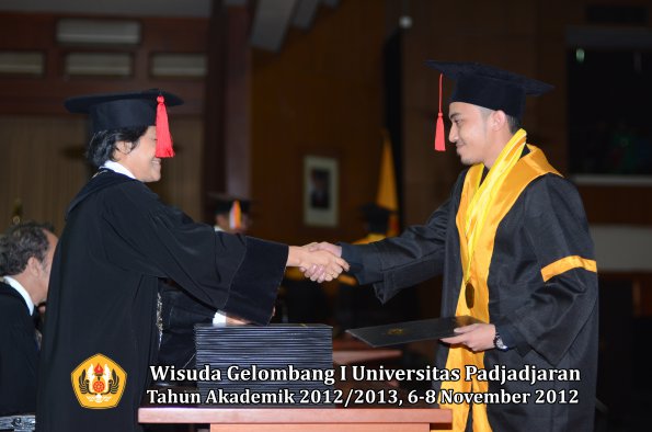 wisuda-unpad-gel-i-ta-2012_2013-fakultas-hukum-oleh-dekan-021