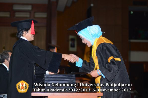wisuda-unpad-gel-i-ta-2012_2013-fakultas-hukum-oleh-dekan-022