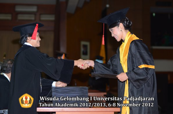 wisuda-unpad-gel-i-ta-2012_2013-fakultas-hukum-oleh-dekan-023