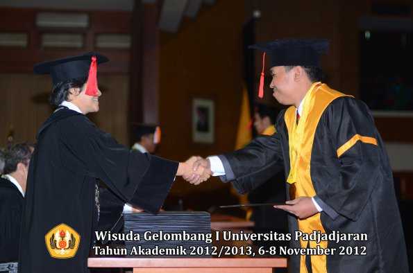 wisuda-unpad-gel-i-ta-2012_2013-fakultas-hukum-oleh-dekan-027