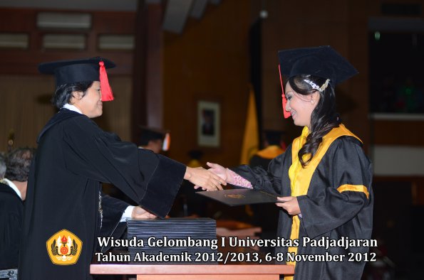wisuda-unpad-gel-i-ta-2012_2013-fakultas-hukum-oleh-dekan-028
