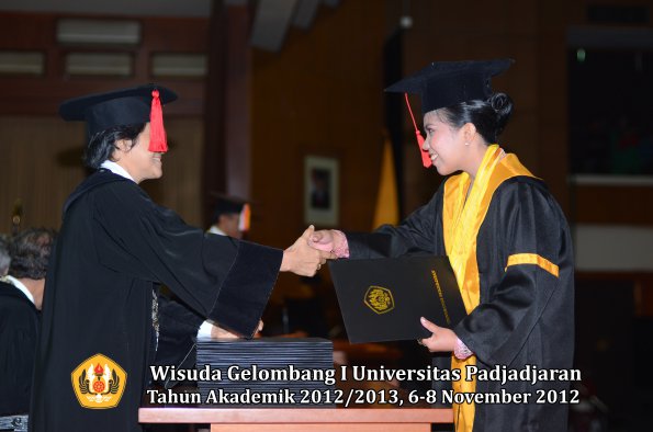 wisuda-unpad-gel-i-ta-2012_2013-fakultas-hukum-oleh-dekan-029
