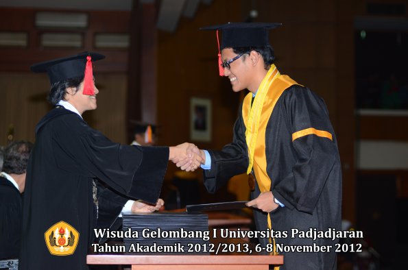 wisuda-unpad-gel-i-ta-2012_2013-fakultas-hukum-oleh-dekan-030