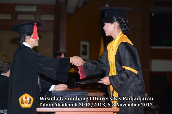 wisuda-unpad-gel-i-ta-2012_2013-fakultas-hukum-oleh-dekan-031