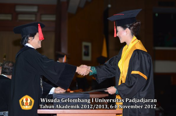 wisuda-unpad-gel-i-ta-2012_2013-fakultas-hukum-oleh-dekan-033