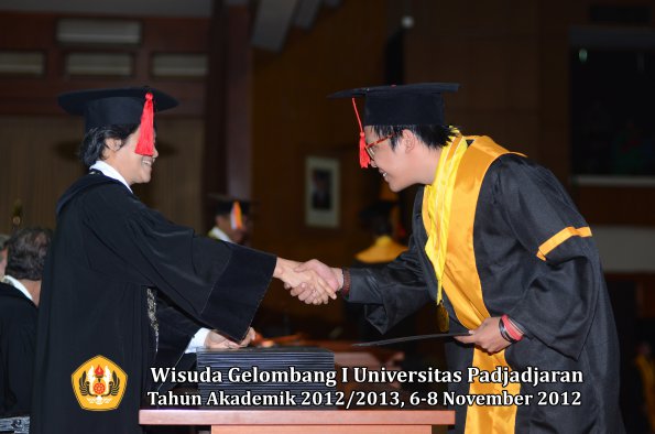 wisuda-unpad-gel-i-ta-2012_2013-fakultas-hukum-oleh-dekan-034