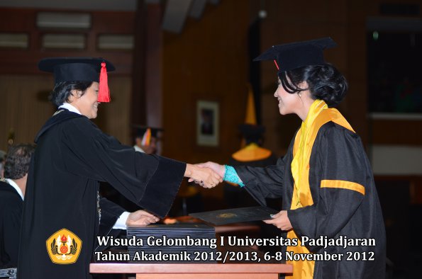 wisuda-unpad-gel-i-ta-2012_2013-fakultas-hukum-oleh-dekan-035