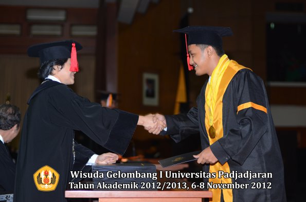 wisuda-unpad-gel-i-ta-2012_2013-fakultas-hukum-oleh-dekan-036