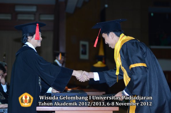 wisuda-unpad-gel-i-ta-2012_2013-fakultas-hukum-oleh-dekan-037