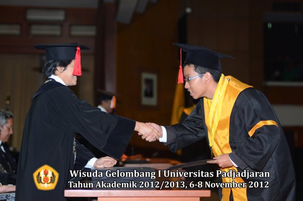 wisuda-unpad-gel-i-ta-2012_2013-fakultas-hukum-oleh-dekan-041