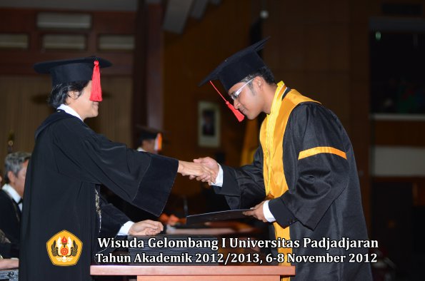 wisuda-unpad-gel-i-ta-2012_2013-fakultas-hukum-oleh-dekan-042