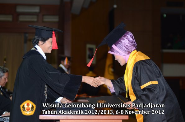 wisuda-unpad-gel-i-ta-2012_2013-fakultas-hukum-oleh-dekan-043