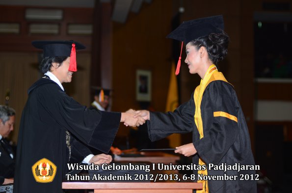 wisuda-unpad-gel-i-ta-2012_2013-fakultas-hukum-oleh-dekan-045
