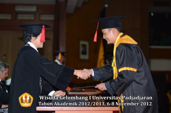 wisuda-unpad-gel-i-ta-2012_2013-fakultas-hukum-oleh-dekan-046