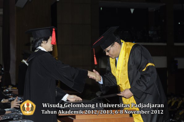 wisuda-unpad-gel-i-ta-2012_2013-fakultas-hukum-oleh-dekan-047