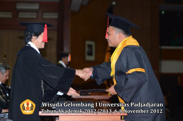 wisuda-unpad-gel-i-ta-2012_2013-fakultas-hukum-oleh-dekan-048