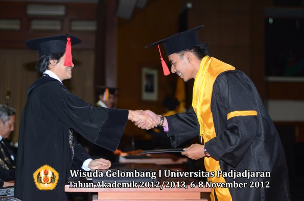 wisuda-unpad-gel-i-ta-2012_2013-fakultas-hukum-oleh-dekan-049