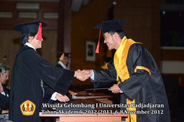 wisuda-unpad-gel-i-ta-2012_2013-fakultas-hukum-oleh-dekan-050