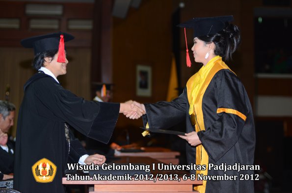 wisuda-unpad-gel-i-ta-2012_2013-fakultas-hukum-oleh-dekan-051