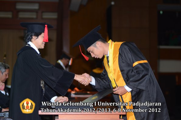 wisuda-unpad-gel-i-ta-2012_2013-fakultas-hukum-oleh-dekan-052