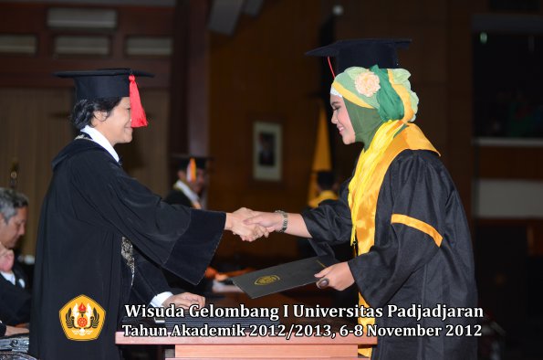 wisuda-unpad-gel-i-ta-2012_2013-fakultas-hukum-oleh-dekan-053