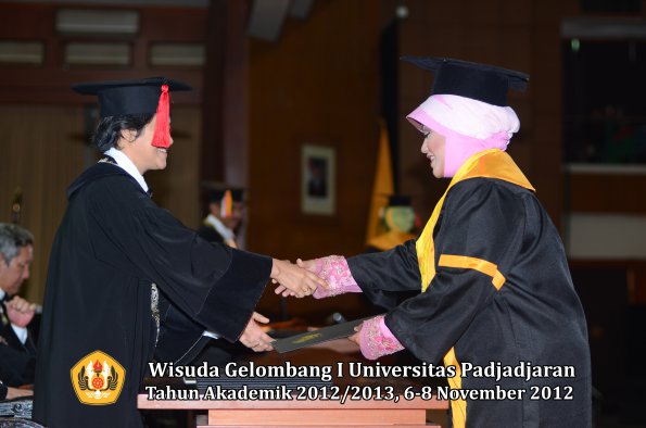 wisuda-unpad-gel-i-ta-2012_2013-fakultas-hukum-oleh-dekan-054