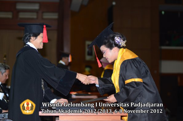 wisuda-unpad-gel-i-ta-2012_2013-fakultas-hukum-oleh-dekan-055