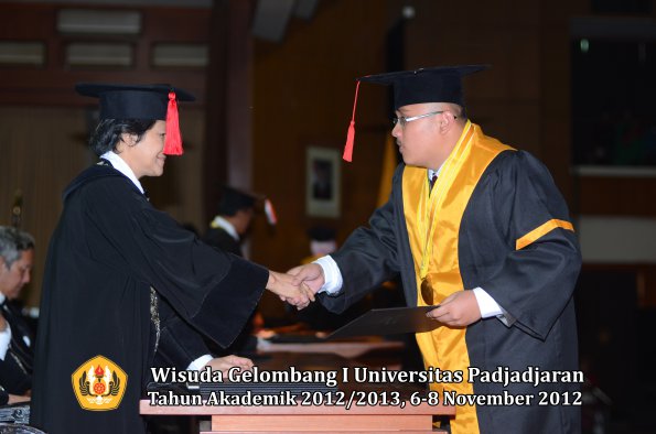 wisuda-unpad-gel-i-ta-2012_2013-fakultas-hukum-oleh-dekan-056