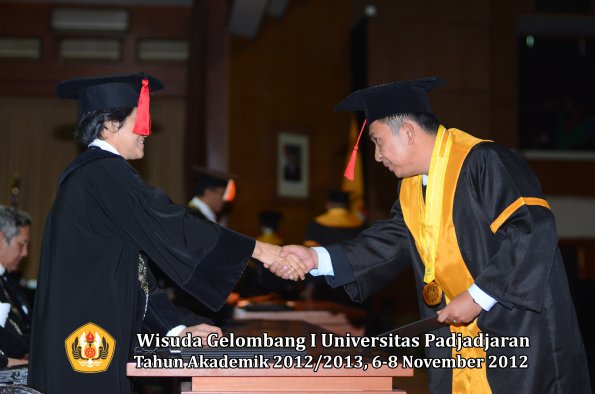wisuda-unpad-gel-i-ta-2012_2013-fakultas-hukum-oleh-dekan-057
