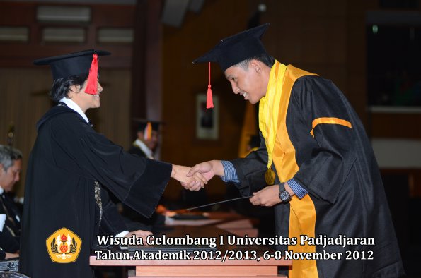 wisuda-unpad-gel-i-ta-2012_2013-fakultas-hukum-oleh-dekan-058