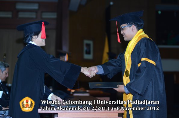 wisuda-unpad-gel-i-ta-2012_2013-fakultas-hukum-oleh-dekan-060