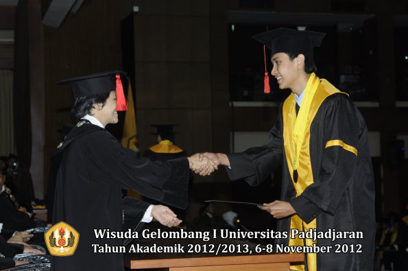 wisuda-unpad-gel-i-ta-2012_2013-fakultas-hukum-oleh-dekan-062