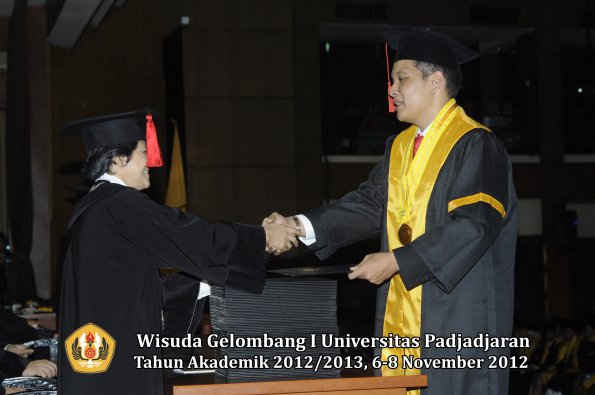 wisuda-unpad-gel-i-ta-2012_2013-fakultas-hukum-oleh-dekan-063