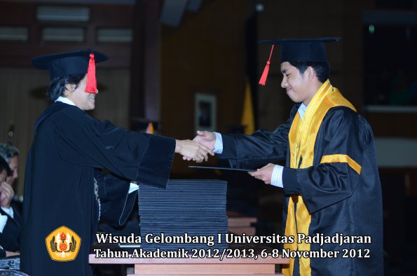 wisuda-unpad-gel-i-ta-2012_2013-fakultas-hukum-oleh-dekan-064