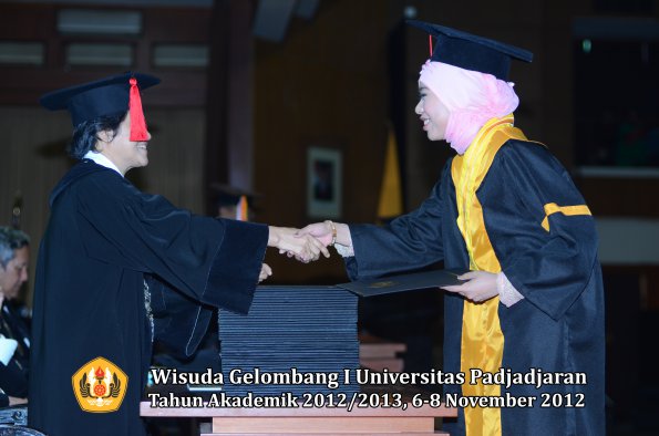 wisuda-unpad-gel-i-ta-2012_2013-fakultas-hukum-oleh-dekan-065