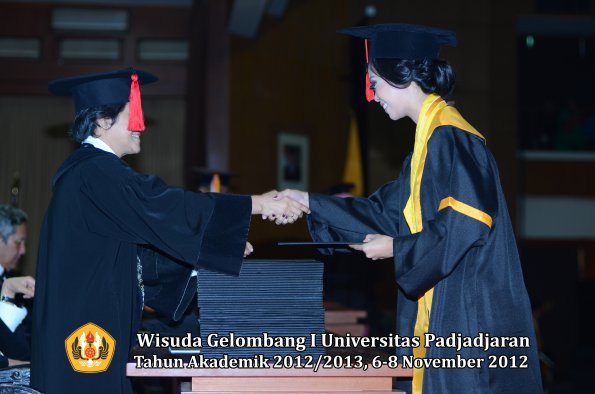 wisuda-unpad-gel-i-ta-2012_2013-fakultas-hukum-oleh-dekan-066