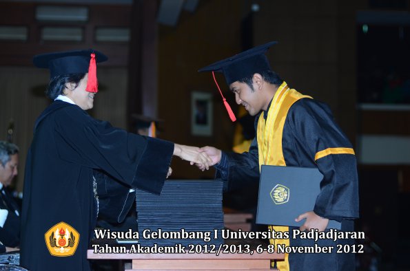wisuda-unpad-gel-i-ta-2012_2013-fakultas-hukum-oleh-dekan-067