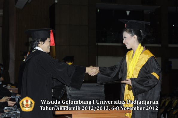 wisuda-unpad-gel-i-ta-2012_2013-fakultas-hukum-oleh-dekan-071