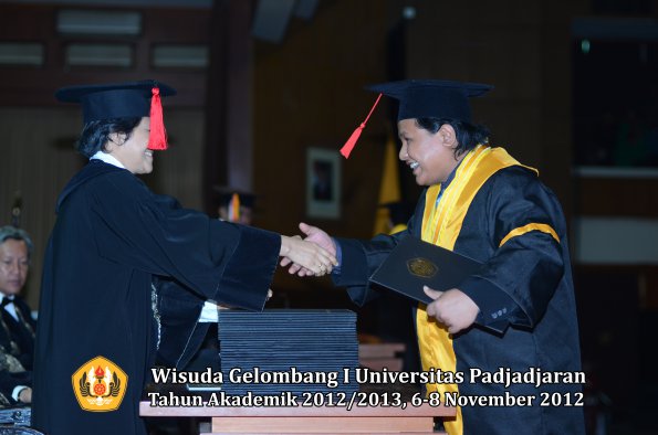 wisuda-unpad-gel-i-ta-2012_2013-fakultas-hukum-oleh-dekan-078