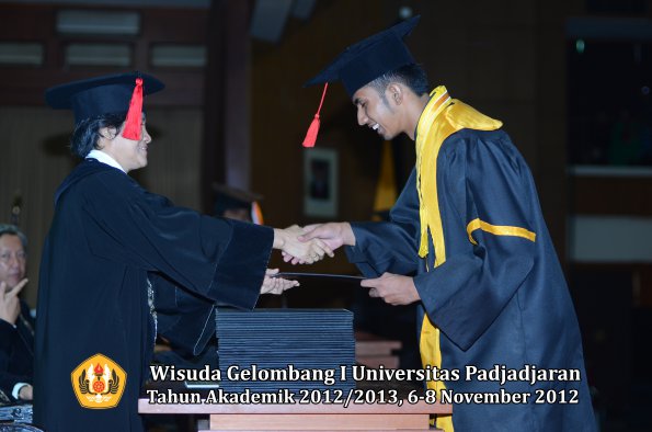 wisuda-unpad-gel-i-ta-2012_2013-fakultas-hukum-oleh-dekan-079