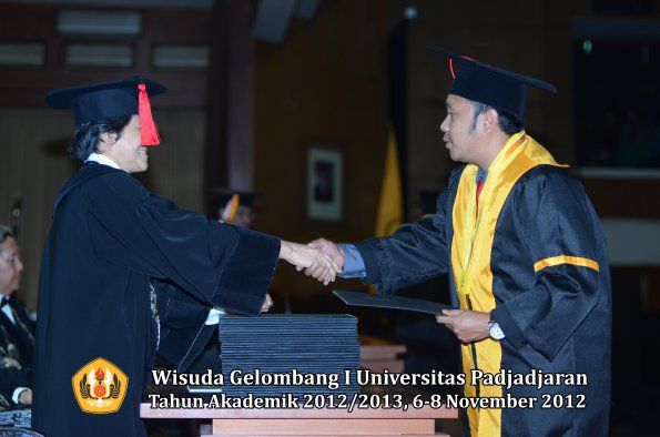 wisuda-unpad-gel-i-ta-2012_2013-fakultas-hukum-oleh-dekan-080