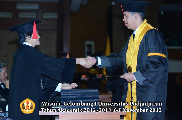 wisuda-unpad-gel-i-ta-2012_2013-fakultas-hukum-oleh-dekan-085